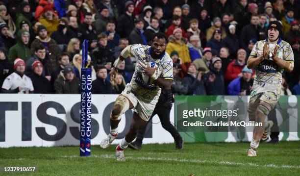 Alivereti Raka of Clermont scores a try during the Heineken Champions Cup match between Ulster Rugby and ASM Clermont Auvergne at Kingspan Stadium on...