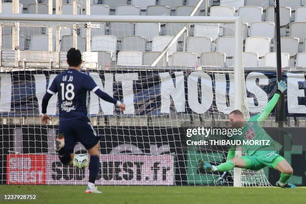 Strasbourg's Belgian goalkeeper Matz Sels concedes a goal during the French L1 football match between Girondins de Bordeaux and Strasbourg at the...