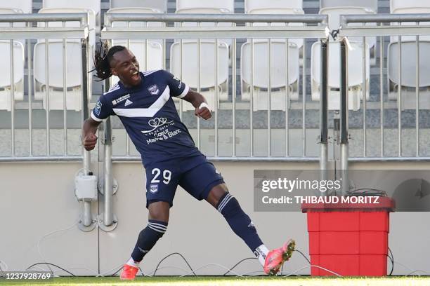 Bordeaux's Honduran forward Alberth Elis celebrates after scoring a goal during the French L1 football match between Girondins de Bordeaux and...