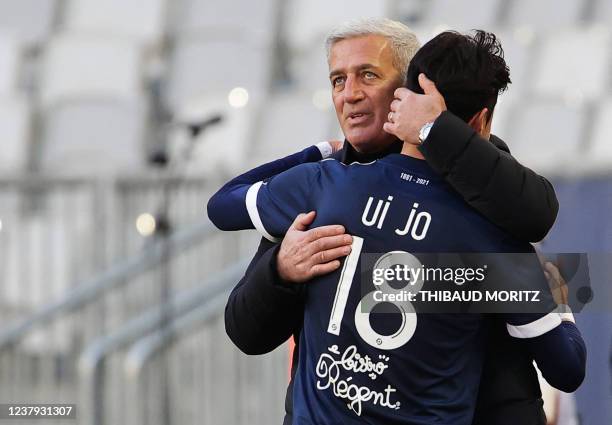 Bordeaux's Korean forward Ui-jo Hwang is congratulated by Bordeaux's Swiss head coach Vladimir Petkovic after scoring a goal during the French L1...