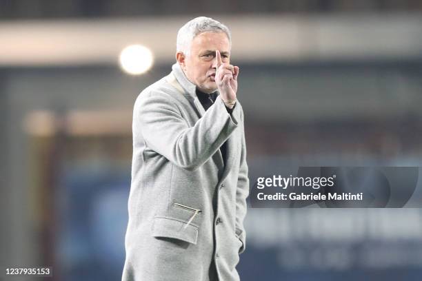 José Mário dos Santos Félix Mourinho manager of AS Roma shouts instructions to his players during the Serie A match between Empoli FC and AS Roma at...