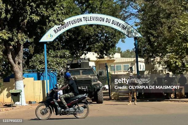 Burkina Faso soldiers are seen deployed outside the National TV in Ouagadougou on January 24, 2022. - Mutinous troops in Burkina Faso arrested and...