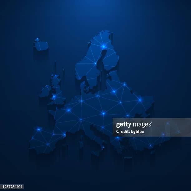 illustrations, cliparts, dessins animés et icônes de réseau de carte d’europe - maillage lumineux sur le fond bleu foncé - europe