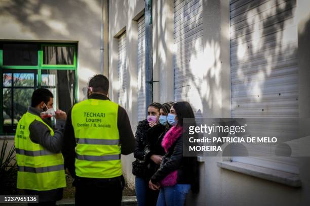 Students from the Roma community, speak with members of the Techari association, at school in Sao Joao da Talha, Loures, on January 11, 2022. - The...