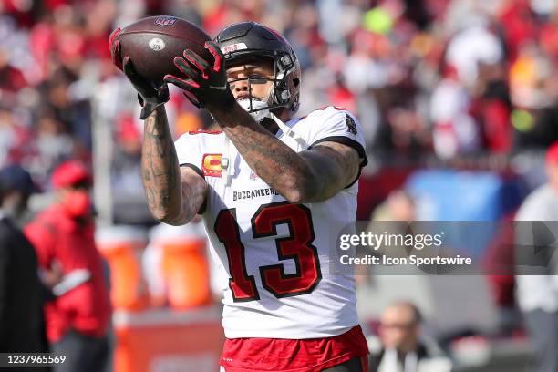 Tampa Bay Buccaneers Wide Receiver Mike Evans warms up before the NFC Divisional game between the Los Angeles Rams and the Tampa Bay Buccaneers on...