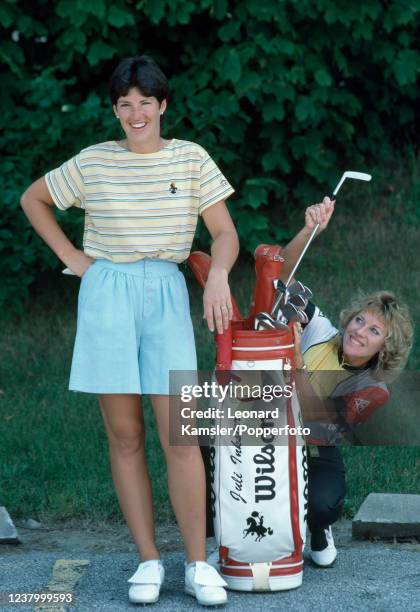 Australian professional gofler Jan Stephenson pretending to steal a club from American professional golfer Juli Inkster, circa 1986.