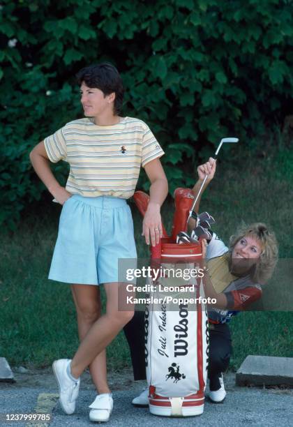 Australian professional gofler Jan Stephenson pretending to steal a club from American professional golfer Juli Inkster, circa 1986.