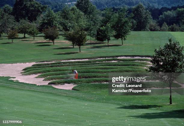 Golfer playing out of the "church pew" bunkers on the 3rd and 4th holes at the Oakmont Country Club in Pittsburgh, Pennsylvania, circa 1982.