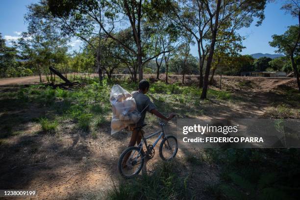 Man belongig to the E'ñepa ethnic group sells handmade baskets outside of the rural outpatient clinic "La Milagrosa" in the Maniapure sector of the...