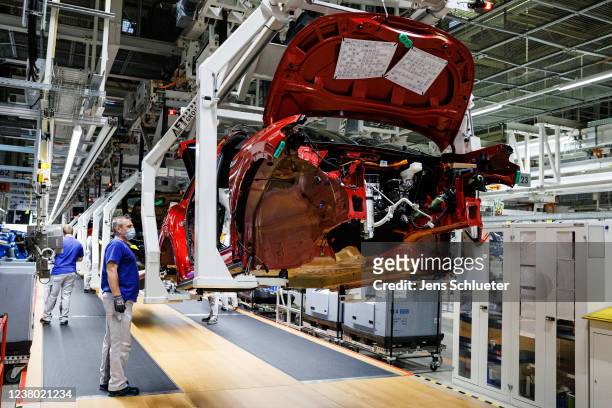 Workers assemble Volkswagen ID.5 electric cars at the company's Zwickau plant on January 27, 2022 in Zwickau, Germany. Volkswagen is launching mass...