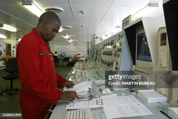 Un homme travaille à la "passerelle" d'un pétrolier de stockage sur le site d'une plateforme pétrolière de Total Fina Elf, le 15 octobre 2003 au...
