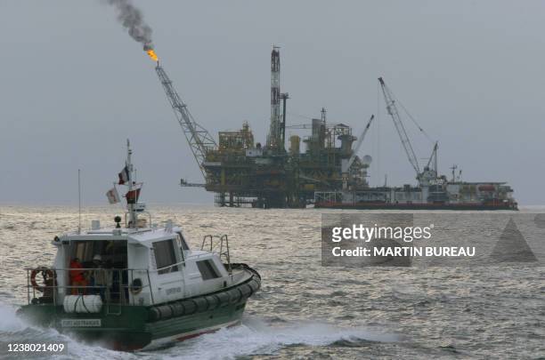 Une navette emmène des passagers sur une plateforme pétrolière de Total Elf Fina, le 14 octobre 2003, au large des côtes angolaises. AFP PHOTO MARTIN...