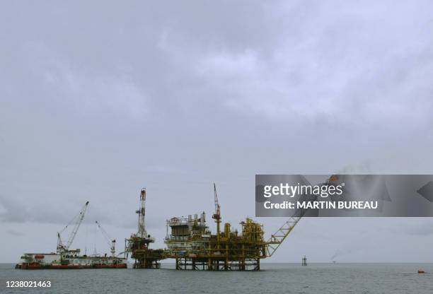 Vue partielle d'une plateforme pétrolière prise le 14 octobre 2003 au large des côtes angolaises. Partial view of an oil plateform owned by Total Elf...