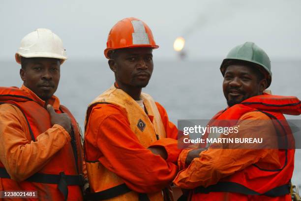 Angolan oil workers are pictured 15 October 2003 at an off-shore oil platform our of coast of Angola. AFP PHOTO MARTIN BUREAU des ouvriers d'une...