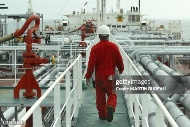 Un ouvrier travaille sur une plate-forme pétrolière de Total Fina Elf, le 14 octobre 2003 au large des côtes angolaises. A man works on an oil...