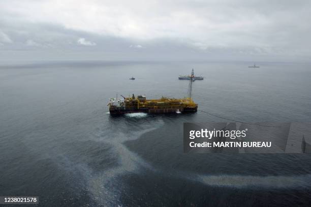 Vue générale de l'exploitation offshore en eau profonde du Bloc 17 de la compagnie pétrolière française Total Fina Elf, le 17 octobre 2003 au large...
