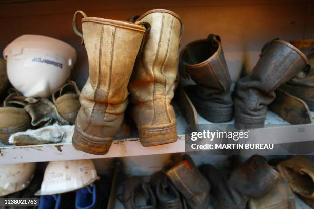 Des bottes de sécurité sont rangées sur une étagère d'une plate-forme pétrolière, le 14 octobre 2003 au large des côtes angolaises. AFP PHOTO MARTIN...