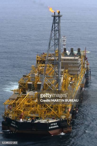 Vue aérienne de la plateforme pétrolière offshore en eau profonde "Girassol" de la compagnie pétrolière française Total Fina Elf, le 16 octobre 2003...
