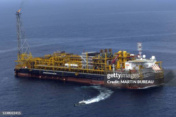 Vue aérienne de la plateforme pétrolière offshore en eau profonde "Girassol" de la compagnie pétrolière française Total Fina Elf, le 16 octobre 2003...