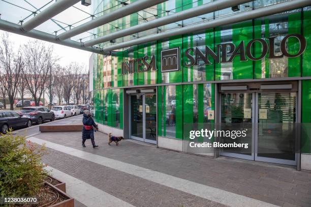 An Intesa Sanpaolo SpA bank branch in Milan, Italy, on Saturday Jan. 22, 2022. Intesa Sanpaolo will report earnings on Feb. 4. Photographer:...