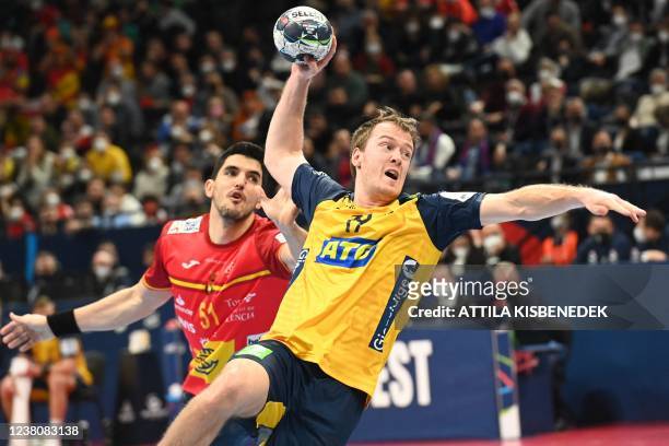 Sweden's Felix Claar shoots the ball during the Men's European Handball Championship final match between Spain and Sweden in the MVM Dome arena in...