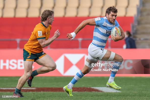 Santiago Alvarez of Argentina runs with the ball during the Men's HSBC World Rugby Sevens Series 2022 Semifinal match between Argentina and Francia...