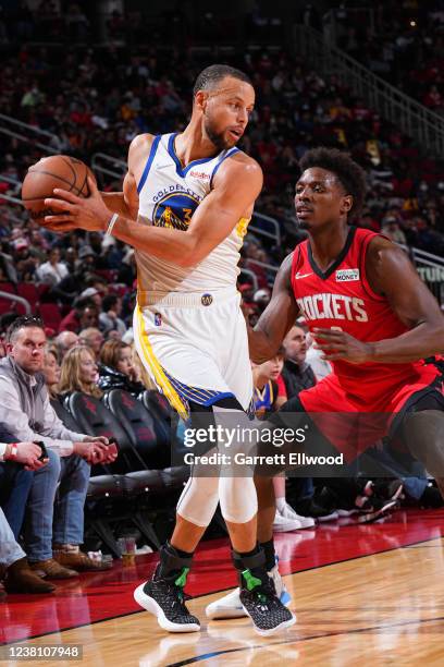 Stephen Curry of the Golden State Warriors handles the ball during the game against the Houston Rockets on January 31, 2022 at the Toyota Center in...