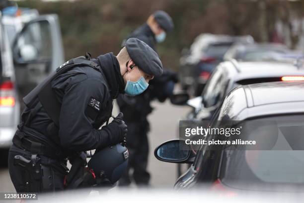 February 2022, North Rhine-Westphalia, Cologne: Police forces a hundred from Wuppertal check every vehicle to be parked at the district court. The...