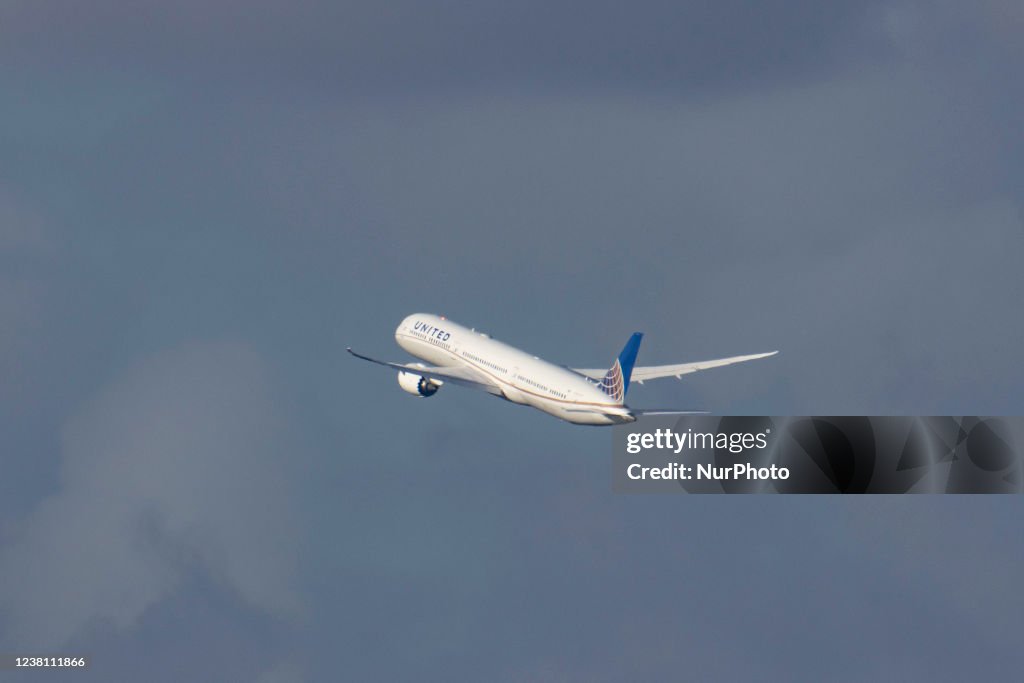 United Airlines Boeing 787-10 Dreamliner