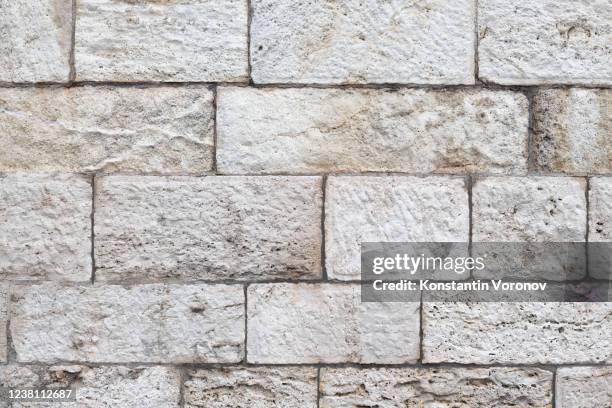sandstone white blocks wall texture - sandstein mauer stock-fotos und bilder
