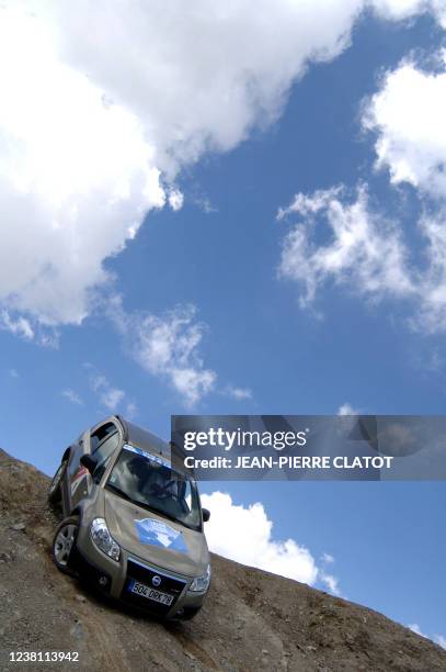Le nouveau véhicule tout-terrain 4x4 Fiat "Sedici" est en démonstration sur l'espace Killy, le 21 juillet 2006 à Val-d'Isère, lors du 23e salon...