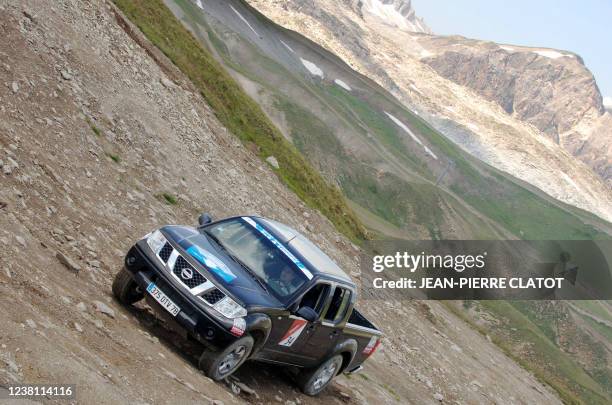 Le nouveau véhicule tout-terrain Nissan Patrol Pick up 4x4 est en démonstration sur l'espace Killy, le 21 juillet 2006 à Val-d'Isère, lors du 23e...
