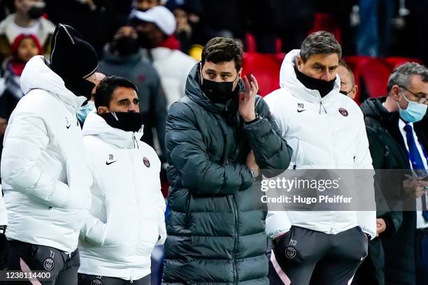 Assistant Coach Jesus PEREZ of Paris Saint Germain , Head Coach Mauricio POCHETTINO of Paris Saint Germain , Assistant Coach Miguel D'AGOSTINO of...