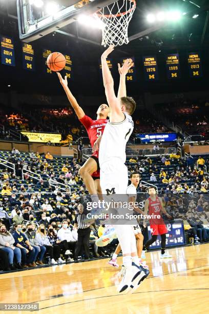 Nebraska Cornhuskers guard Bryce McGowens goes in for a layup while defended by Michigan Wolverines center Hunter Dickinson during the Michigan...