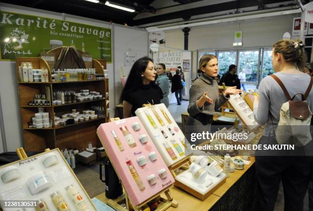 Des personnes discutent avec des exposantes de produits cosmétiques bio lors de leur visite du salon Marjolaine du bio et du développement durable,...