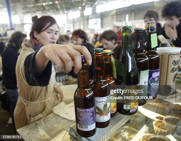 Une personne vend des boissons à base de chanvre, le 26 février 2005 au salon Primevère, vaste supermarché d'idées et de produits bios et alternatifs...