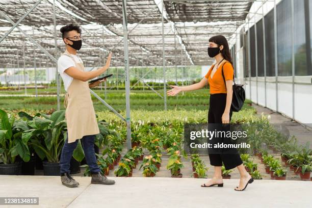 Refusing Handshake Photos and Premium High Res Pictures - Getty Images
