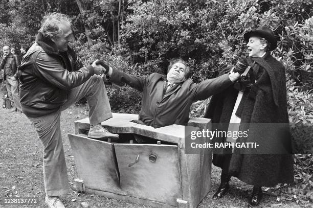 Le comédien français Michel Galabru est photographié le 20 novembre 1980 à Antibes en compagnie du réalisateur Georges Lautner et de sa mère...