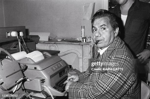 Le comédien français Michel Galabru est photographié le 12 novembre 1980 devant un télescripteur au bureau de l'Agence France-Presse à Nice. Galabru...