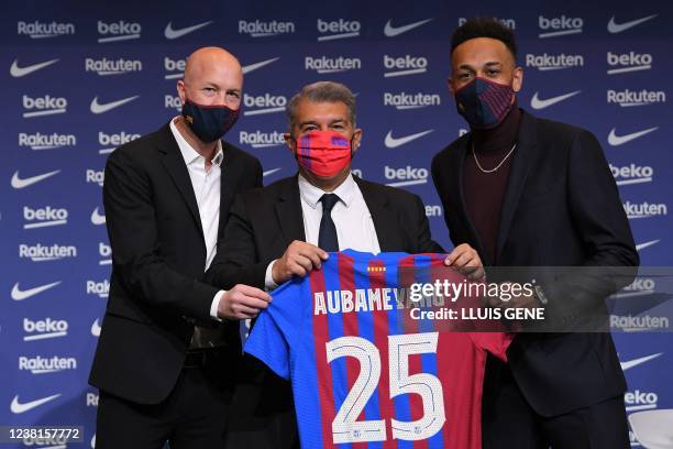 Barcelona's new player Gabonese forward Pierre-Emerick Aubameyang poses for pictures with Barcelona's Spanish sporting advisor Jordi Cruyff and...