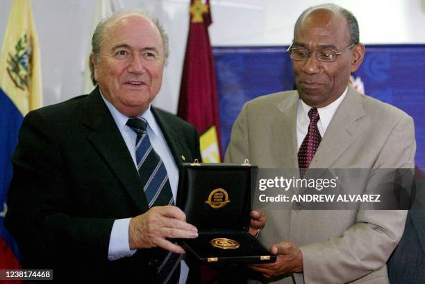 El presidente de la FIFA Joseph Blatter entrega la medalla de la esta asociación al ministro venezolano de Educacion y Deporte, Aristobulo Izturiz...