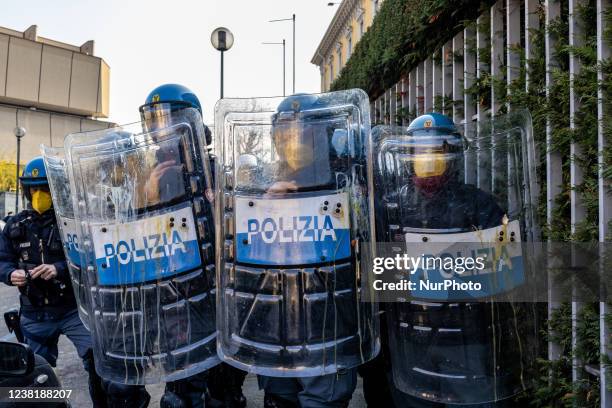 Turin Riots Police Trainee Photos and Premium High Res Pictures - Getty Images