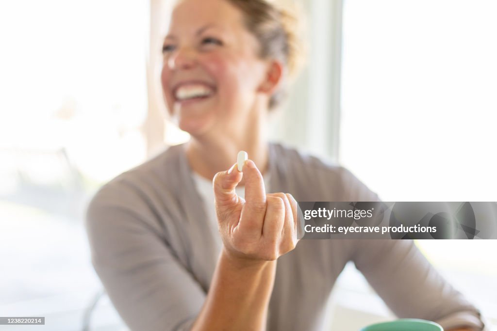 Beleza Natural Millennial Feminino Tomando Suplementos