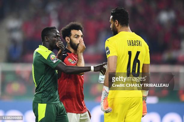 Senegal's forward Sadio Mane, Egypt's forward Mohamed Salah and Egypt's goalkeeper Mohamed Abogabal speak before the penalty kick during the Africa...