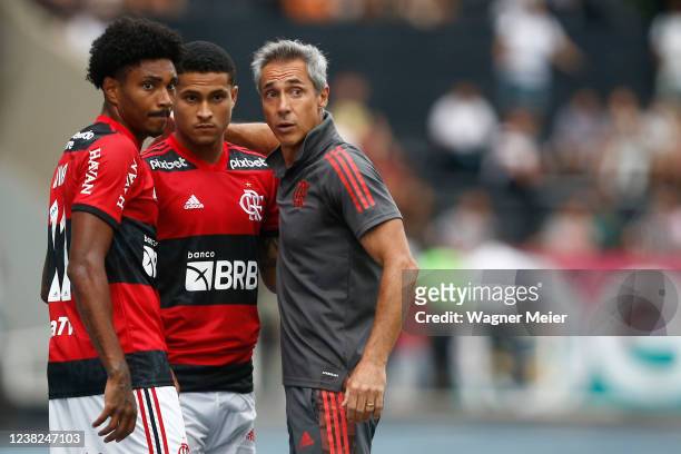 Paulo Sousa coach of Flamengo talks to his players Vitinho and Joao Gomes during a match between Flamengo and Fluminense as part of the Taca...