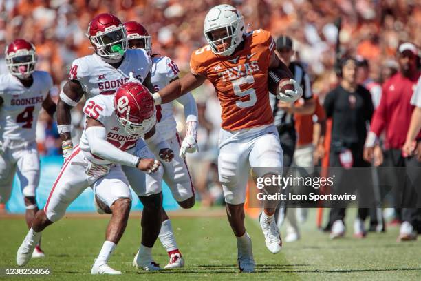 Texas Longhorns running back Bijan Robinson stiff arms Oklahoma Sooners defensive back Justin Broiles on October 9th, 2021 at Cotton Bowl Stadium in...