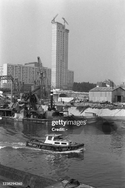 The skyscraper called ''Nobel'', 32 floors, 105 meters high, is under construction in new Paris' major business district of la Defense on August 24,...