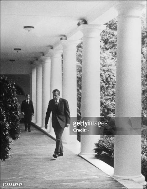 Le président des Etats Unis, Richard Nixon, se dirige le 08 août 1974 vers le bureau ovale de la Maison Blanche où il prendra la parole pour annoncer...
