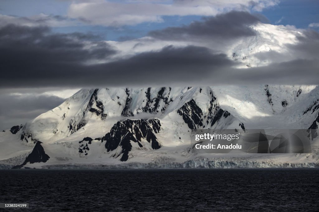 Turkiyeâs research team arrive in Antarctica for the 6th polar expedition