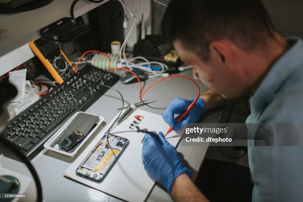 Phone Getting Repaired Mobile Phone Repair High-Res Stock Photo - Getty Images